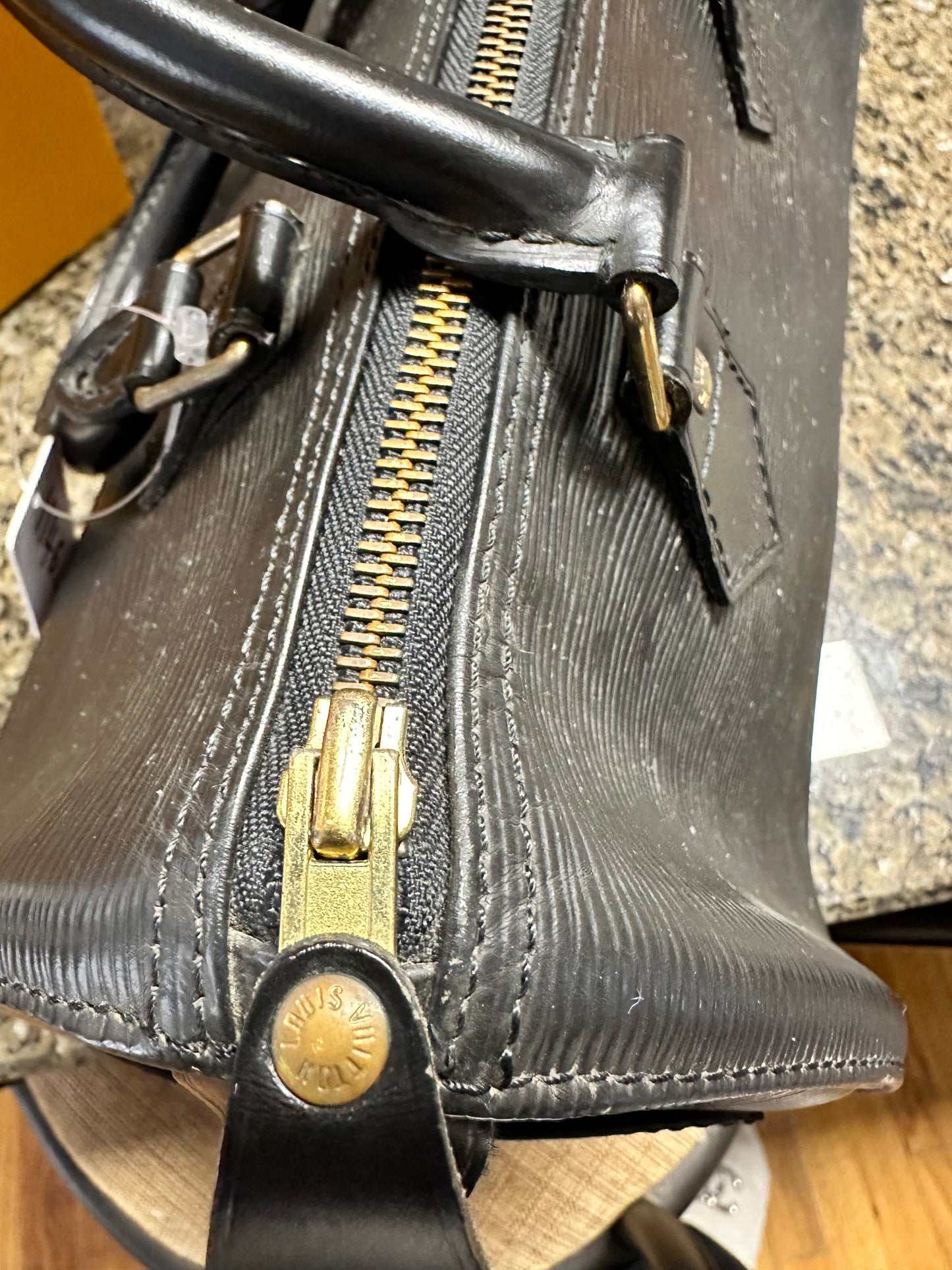 Louis Vuitton Vintage Epi Leather Speedy 25 Satchel (SHF-UO0cOA